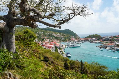 St. Barts, Fransız Batı Hint Adaları 'ndaki Gustavia Limanı' nın hava manzarası. Ada, kış tatili döneminde popüler bir turizm merkezidir.