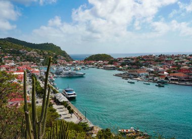 St. Barts, Fransız Batı Hint Adaları 'ndaki Gustavia Limanı' nın hava manzarası. Ada, kış tatili döneminde popüler bir turizm merkezidir.