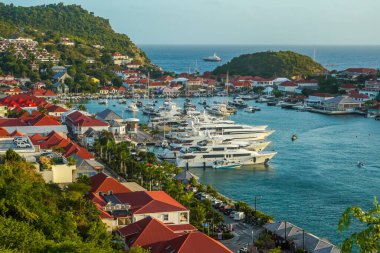 St. Barts, Fransız Batı Hint Adaları 'ndaki Gustavia Limanı' nın hava manzarası. Ada, kış tatili döneminde popüler bir turizm merkezidir.