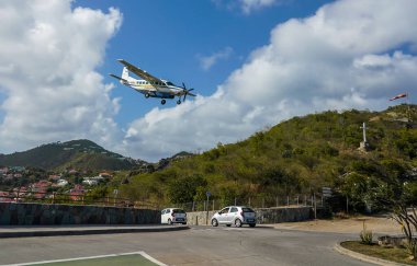 Saint Barthelemy Havalimanı olarak da bilinen Remy de Haenen Havalimanı 'na inen St. Barth banliyö uçağı. 2,133 feet yüksekliğindeki pisti dünyanın en kısa pistlerinden biridir.