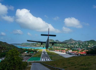 Saint Barthelemy Havalimanı olarak da bilinen Remy de Haenen Havalimanı 'na 4 Şubat 2021' de uçak inmiştir. 2,133 feet yüksekliğindeki pisti dünyanın en kısa pistlerinden biridir.