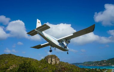 Saint Barthelemy Havaalanı olarak da bilinen Remy de Haenen Havalimanı 'na inen Trans Anguilla Havayolları uçağı. 2,133 feet yüksekliğindeki pisti dünyanın en kısa pistlerinden biridir.