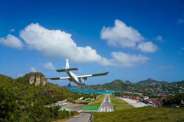 Saint Barthelemy Havaalanı olarak da bilinen Remy de Haenen Havalimanı 'na inen Trans Anguilla Havayolları uçağı. 2,133 feet yüksekliğindeki pisti dünyanın en kısa pistlerinden biridir.
