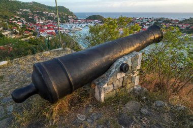 Gustavia Limanı 'nın tepesindeki eski top, St. Barths, Fransız Batı Hint Adaları