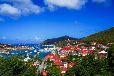 St. Barts, Fransız Batı Hint Adaları 'ndaki Gustavia Limanı' nın hava manzarası. Ada, kış tatili döneminde popüler bir turizm merkezidir.