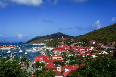 St. Barts, Fransız Batı Hint Adaları 'ndaki Gustavia Limanı' nın hava manzarası. Ada, kış tatili döneminde popüler bir turizm merkezidir.
