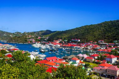 St. Barts, Fransız Batı Hint Adaları 'ndaki Gustavia Limanı' nın hava manzarası. Ada, kış tatili döneminde popüler bir turizm merkezidir.
