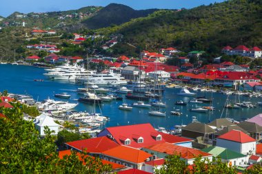St. Barts, Fransız Batı Hint Adaları 'ndaki Gustavia Limanı' nın hava manzarası. Ada, kış tatili döneminde popüler bir turizm merkezidir.