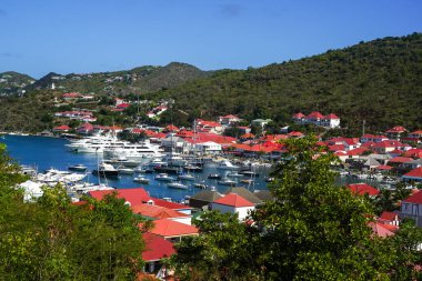St. Barts, Fransız Batı Hint Adaları 'ndaki Gustavia Limanı' nın hava manzarası. Ada, kış tatili döneminde popüler bir turizm merkezidir.