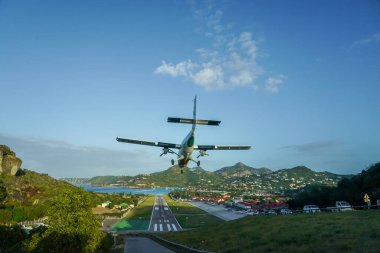 Saint Barthelemy Havalimanı olarak da bilinen Remy de Haenen Havalimanı 'na inen Hava Antilleri Ekspres uçağı. 2,133 feet yüksekliğindeki pisti dünyanın en kısa pistlerinden biridir.