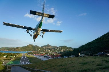 Saint Barthelemy Havalimanı olarak da bilinen Remy de Haenen Havalimanı 'na inen Hava Antilleri Ekspres uçağı. 2,133 feet yüksekliğindeki pisti dünyanın en kısa pistlerinden biridir.