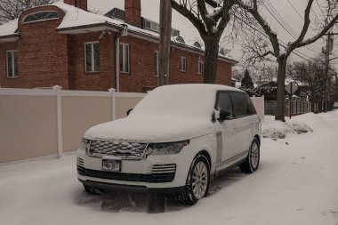 BrooKLYN, New York - 18 Şubat 2021: New York 'ta kar fırtınası sonrası araba