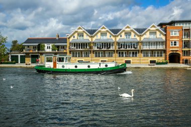 WINDSOR, BİRLİK KINGDOM - 21 Eylül 2018: Windsor, Berkshire Thames nehrinde bir tekne