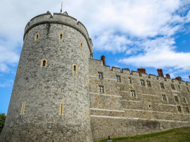 Windsor Kalesi 'nin duvarları. Windsor Kalesi, İngiltere 'nin Berkshire eyaletinin Windsor şehrinde bulunan bir kraliyet konutudur.