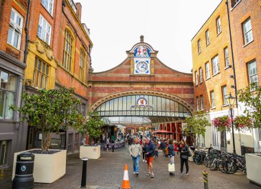 WINDSOR, BİRLİK KINGDOM - 21 Eylül 2018 Windsor Kraliyet Alışveriş Merkezi önünde ve tren istasyonuna yakın