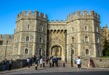 WINDSOR, BİRLİK KINGDOM - 21 EYLÜL 2018: 8. Henry Windsor Şatosu 'nun alt koğuşundaki geçit