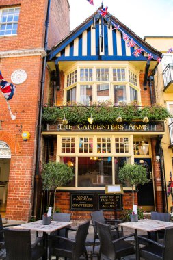 WINDSOR, UNITED KINGDOM - 21 Eylül 2018: Market Caddesi, Windsor, Berkshire, İngiltere 'deki Carpenters Arms Pub. 