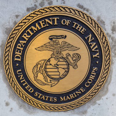 Chicago, IlLINOIS - 12 Mart 2019 Şikago Deniz Kuvvetleri logosu Chicago Riverwalk 'taki Vietnam Gazileri Anıtı.