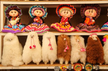 Pisac, Sacred Valley, Peru 'daki geleneksel yerel pazarda yerel hediyelik eşyalar.