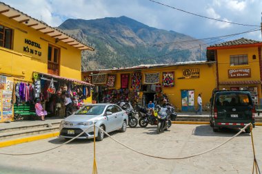 OLLANTAYTAMBO, PERU - 1 Ekim 2016: Ollantaytambo, Kutsal Vadi, Peru 'daki ana plaza. Ollantaytambo genellikle Machu Picchu 'yu görmeye gelen tüm turistler için duraktır.