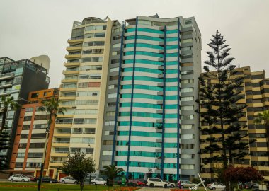 LIMA, Peru - 29 Eylül 2016: Miraflores İlçesi, Lima, Peru 'daki modern konut binaları