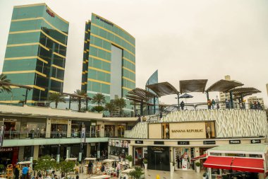LIMA, PERU - 29 Eylül 2016: Miraflores İlçesindeki Larcomar Alışveriş Merkezi, Lima, Peru
