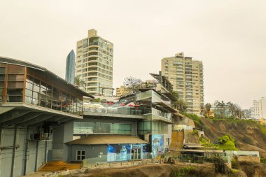 LIMA, PERU - 29 Eylül 2016: Miraflores İlçesindeki Larcomar Alışveriş Merkezi, Lima, Peru