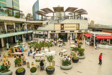 LIMA, PERU - 29 Eylül 2016: Miraflores İlçesindeki Larcomar Alışveriş Merkezi, Lima, Peru