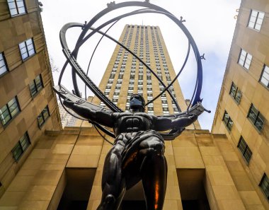 NEW YORK CITY - 25 Mart 2021: New York Coronavirus salgını sırasında Manhattan 'daki Rockefeller Center önünde Lee Lawrie' nin yüz maskeli Atlas heykeli