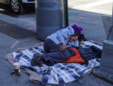 NEW YORK CITY - 25 Mart 2021: Manhattan 'da Rockefeller Center yakınlarında evsiz bir adam 