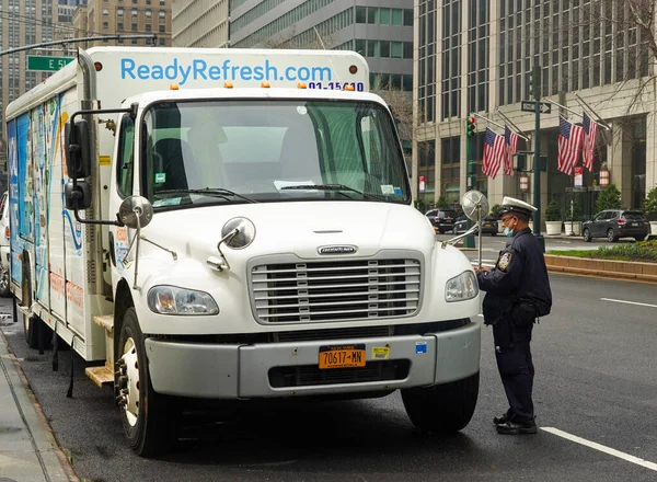 New York Maart 2021 Nypd Verkeersleider Schrijft Parkeerovertreding Midtown Manhattan — Stockfoto