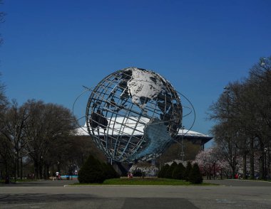 Flushing Meadows Parkı 'nda New York Dünya Fuarı Unisphere' in 8 Nisan 2021 'de Fluhing, New York. Dünyanın en büyük küresel yapısıdır, 140 feet yükselir ve 700 bin pound ağırlığındadır.