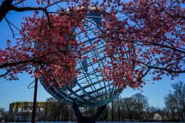 Flushing Meadows Parkı 'nda New York Dünya Fuarı Unisphere' in 8 Nisan 2021 'de Fluhing, New York. Dünyanın en büyük küresel yapısıdır, 140 feet yükselir ve 700 bin pound ağırlığındadır.