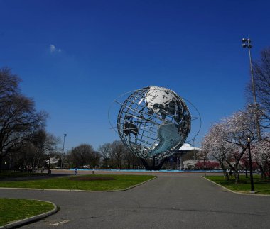 Flushing Meadows Parkı 'nda New York Dünya Fuarı Unisphere' in 8 Nisan 2021 'de Fluhing, New York. Dünyanın en büyük küresel yapısıdır, 140 feet yükselir ve 700 bin pound ağırlığındadır.