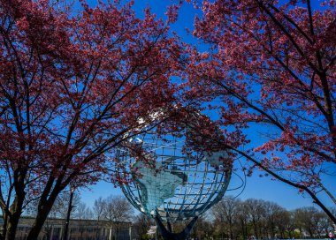 Flushing Meadows Parkı 'nda New York Dünya Fuarı Unisphere' in 8 Nisan 2021 'de Fluhing, New York. Dünyanın en büyük küresel yapısıdır, 140 feet yükselir ve 700 bin pound ağırlığındadır.