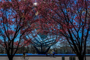 Flushing Meadows Parkı 'nda New York Dünya Fuarı Unisphere' in 8 Nisan 2021 'de Fluhing, New York. Dünyanın en büyük küresel yapısıdır, 140 feet yükselir ve 700 bin pound ağırlığındadır.