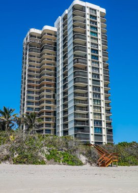 RIVIERA BEACH, FLORIDA - 22 Nisan 2021 Singer Adası 'ndaki lüks konutlar. Singer Adası, Riviera Sahili 'nin doğal plajları ve lüks otelleri olan okyanus manzaralı bir mahallesi.
