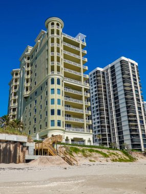 RIVIERA BEACH, FLORIDA - 22 Nisan 2021 Singer Adası 'ndaki lüks konutlar. Singer Adası, Riviera Sahili 'nin doğal plajları ve lüks otelleri olan okyanus manzaralı bir mahallesi.