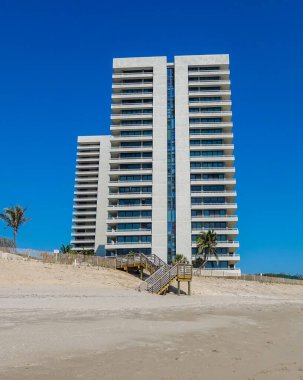 RIVIERA BEACH, FLORIDA - 22 Nisan 2021 Singer Adası 'ndaki lüks konutlar. Singer Adası, Riviera Sahili 'nin doğal plajları ve lüks otelleri olan okyanus manzaralı bir mahallesi.
