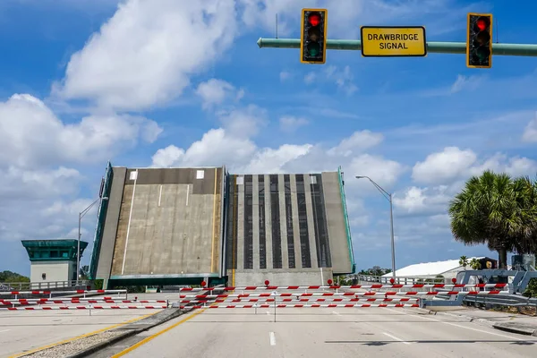 Disegnare Ponte Sul Corso Acqua Intracostiera Apre Consentire Grandi Barche — Foto Stock