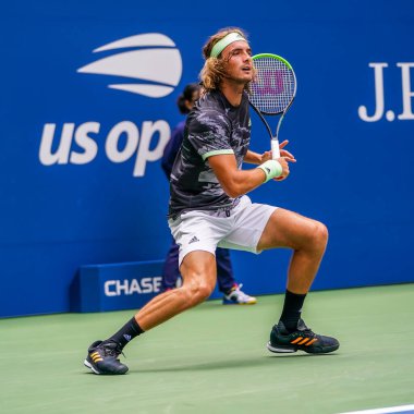 NEW YORK - 27 AUGust 2019: Yunan profesyonel tenisçi Stefanos Tsitsipas, New York 'taki Billie Jean King Ulusal Tenis Merkezi' nde oynanan 2019 ABD Açık ilk tur müsabakasında