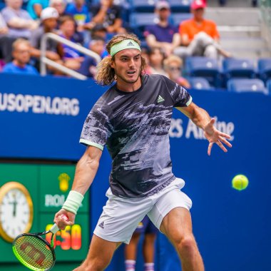 NEW YORK - 27 AUGust 2019: Yunan profesyonel tenisçi Stefanos Tsitsipas, New York 'taki Billie Jean King Ulusal Tenis Merkezi' nde oynanan 2019 ABD Açık ilk tur müsabakasında