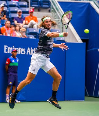 NEW YORK - 27 AUGust 2019: Yunan profesyonel tenisçi Stefanos Tsitsipas, New York 'taki Billie Jean King Ulusal Tenis Merkezi' nde oynanan 2019 ABD Açık ilk tur müsabakasında