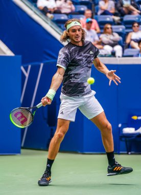 NEW YORK - 27 AUGust 2019: Yunan profesyonel tenisçi Stefanos Tsitsipas, New York 'taki Billie Jean King Ulusal Tenis Merkezi' nde oynanan 2019 ABD Açık ilk tur müsabakasında