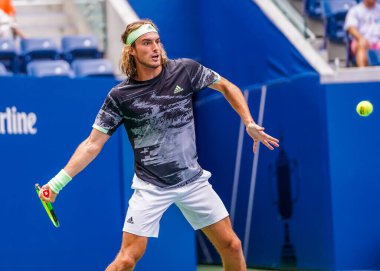 NEW YORK - 27 AUGust 2019: Yunan profesyonel tenisçi Stefanos Tsitsipas, New York 'taki Billie Jean King Ulusal Tenis Merkezi' nde oynanan 2019 ABD Açık ilk tur müsabakasında