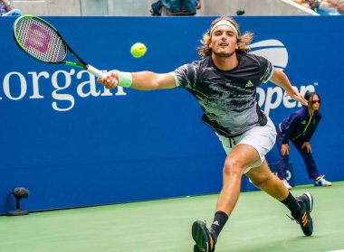 NEW YORK - 27 AUGust 2019: Yunan profesyonel tenisçi Stefanos Tsitsipas, New York 'taki Billie Jean King Ulusal Tenis Merkezi' nde oynanan 2019 ABD Açık ilk tur müsabakasında