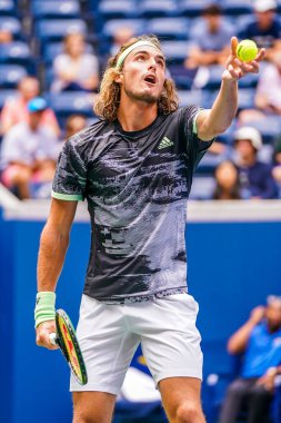 NEW YORK - 27 AUGust 2019: Yunan profesyonel tenisçi Stefanos Tsitsipas, New York 'taki Billie Jean King Ulusal Tenis Merkezi' nde oynanan 2019 ABD Açık ilk tur müsabakasında