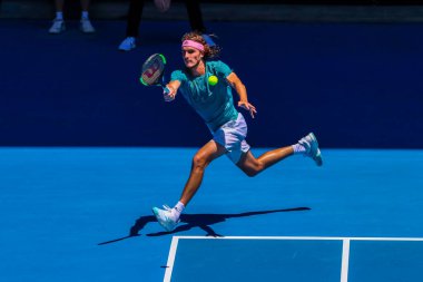MELBOURNE, AUSTRALIA - 21 Ocak 2019: Yunan profesyonel tenisçi Stefanos Tsitsipas, Melbourne Park 'ta oynanan 2019 Avustralya Açık' ta oynanan çeyrek final karşılaşmasında