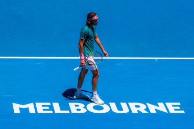 MELBOURNE, AUSTRALIA - 21 Ocak 2019: Yunan profesyonel tenisçi Stefanos Tsitsipas, Melbourne Park 'ta oynanan 2019 Avustralya Açık' ta oynanan çeyrek final karşılaşmasında