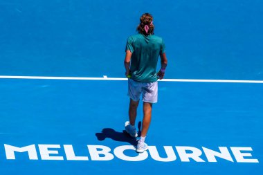 MELBOURNE, AUSTRALIA - 21 Ocak 2019: Yunan profesyonel tenisçi Stefanos Tsitsipas, Melbourne Park 'ta oynanan 2019 Avustralya Açık' ta oynanan çeyrek final karşılaşmasında